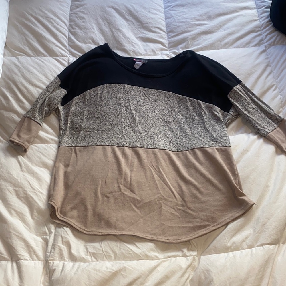 Quarter sleeve shirt, tri colored